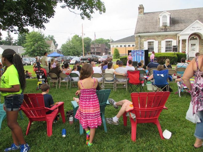 Wallkill residents enjoy a summer afternoon on the library lawn / Photo: Mary Lou Carolan